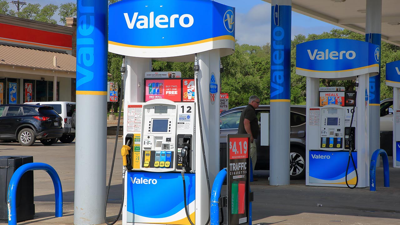 Why do I have to pay a dollar more for a gallon of gas in Illinois compared  to Wisconsin? – Wirepoints